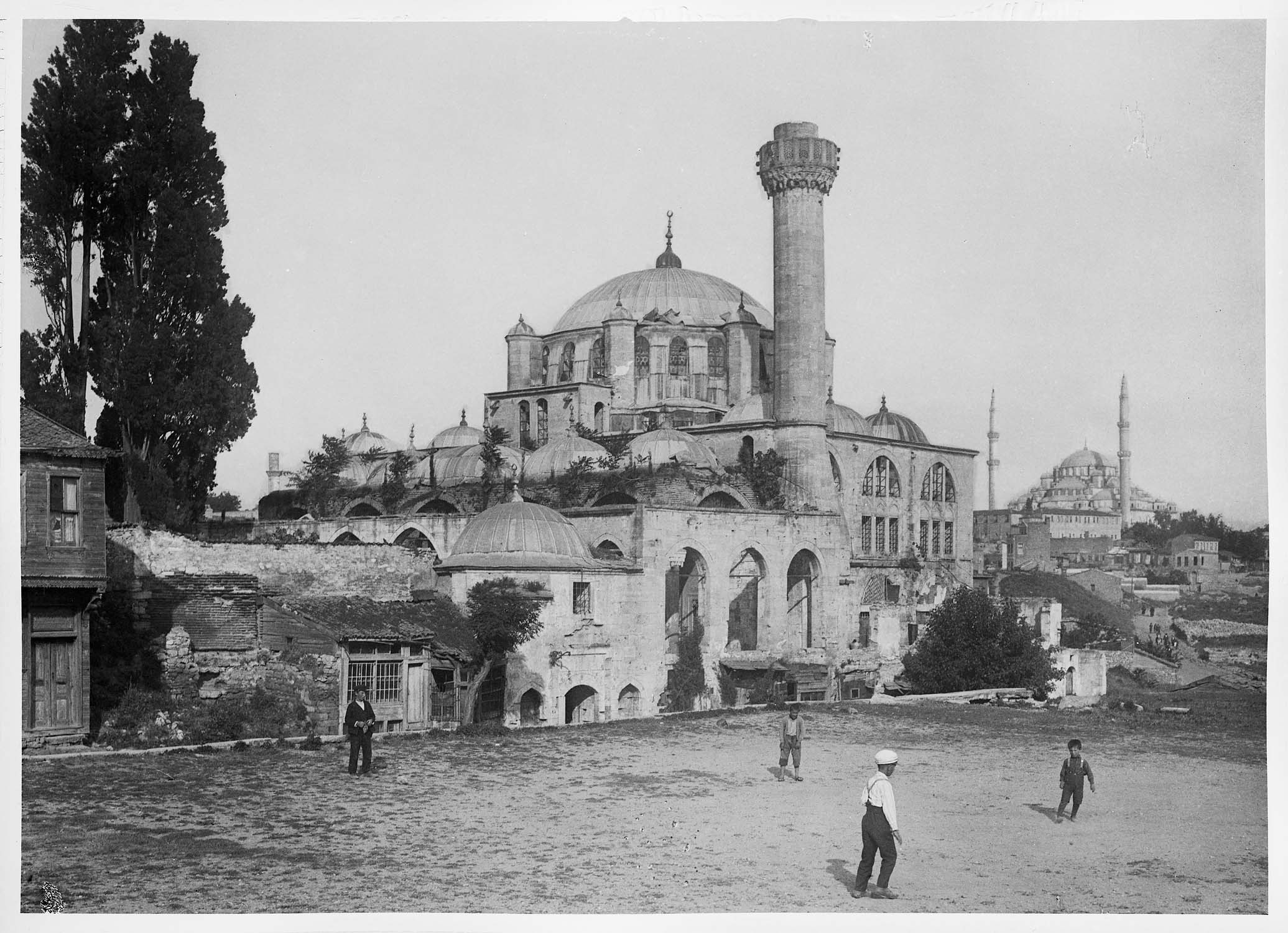Vue extérieure d'une mosquée non identifiée, le minaret en partie écroulé (Eski Ali Pasa ?)
